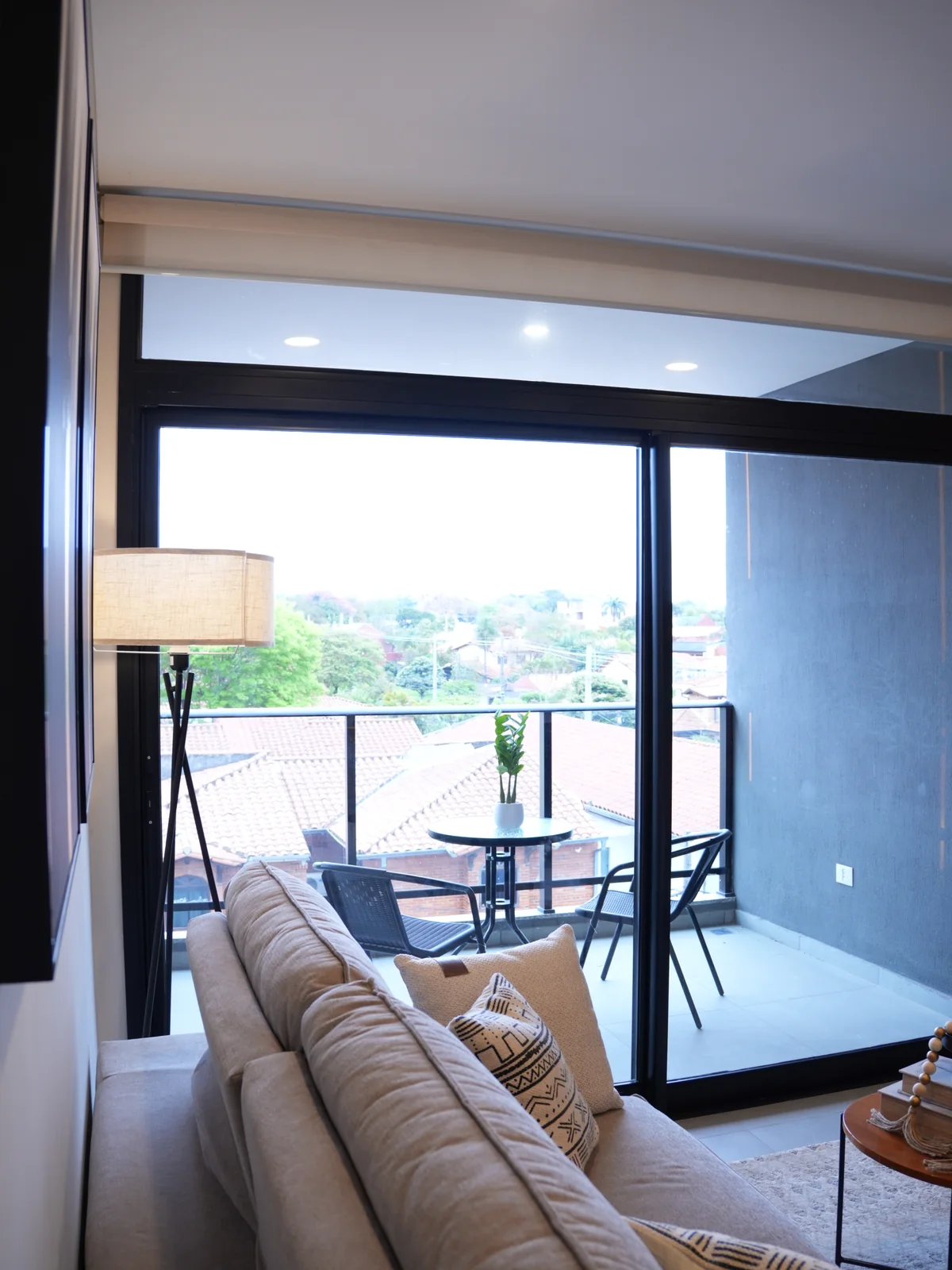 Balcón del departamento modelo de Ideal Tower visto desde el living