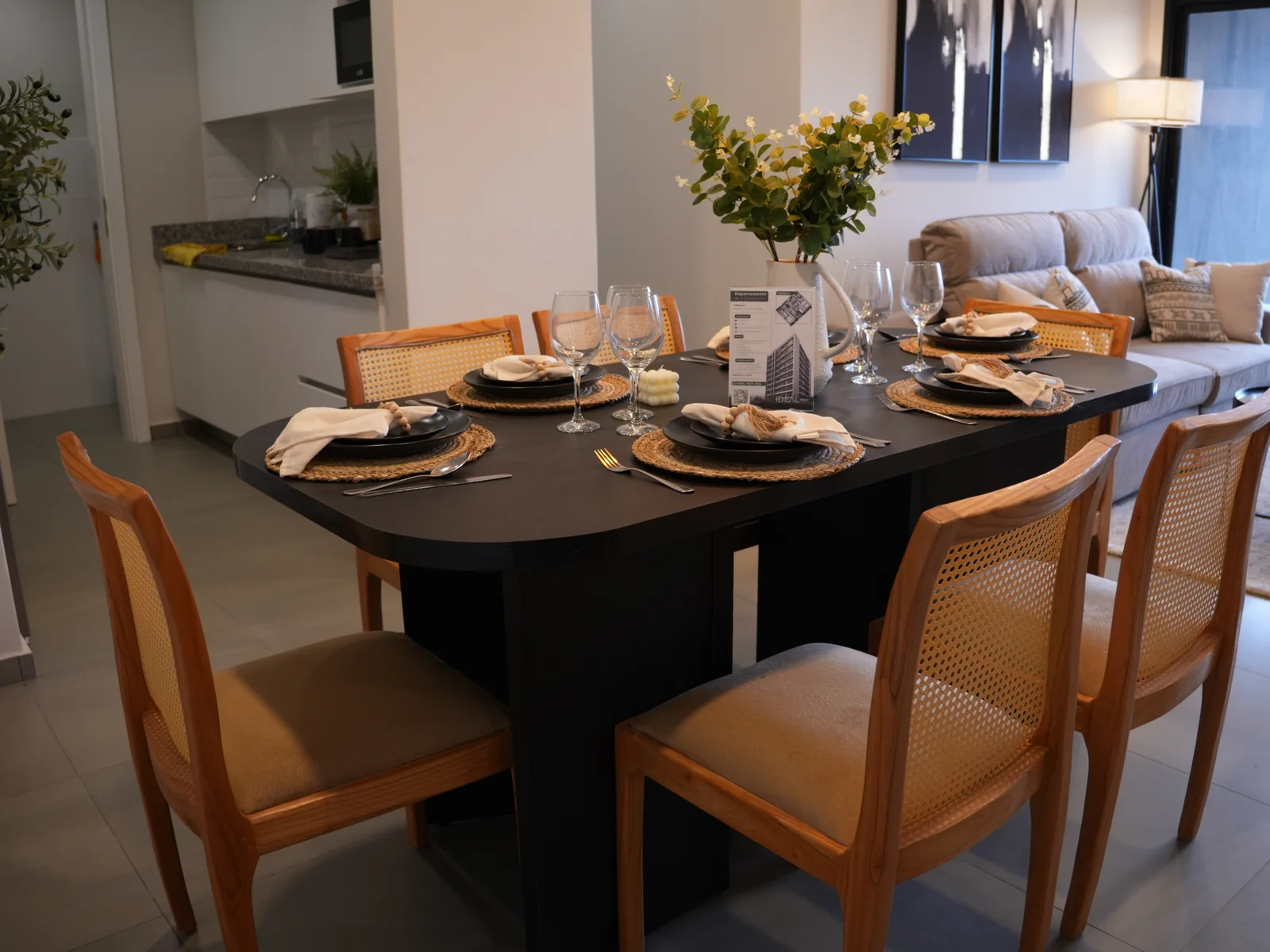 Comedor amoblado del departamento modelo de Ideal Tower